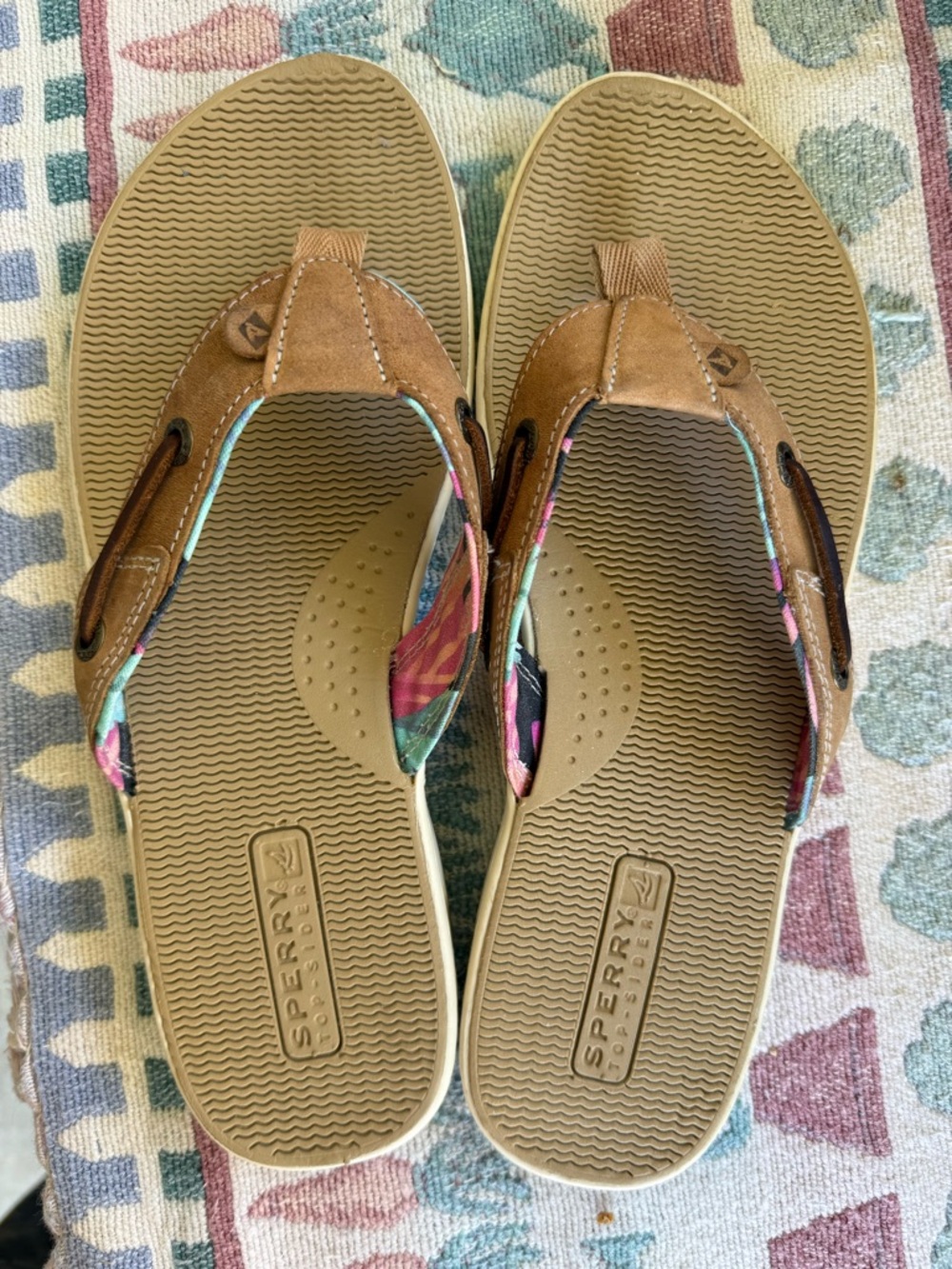 Sperry Women’s Seafish Tan Flip Flops with Coral Floral Lining size 9